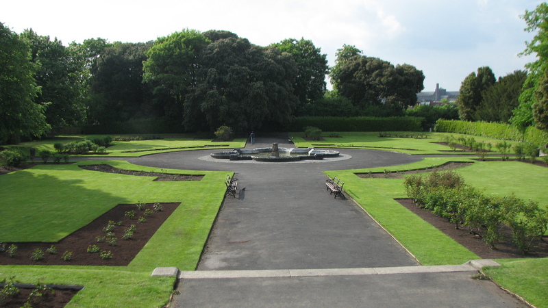 Fountain in front of the castle<br />
